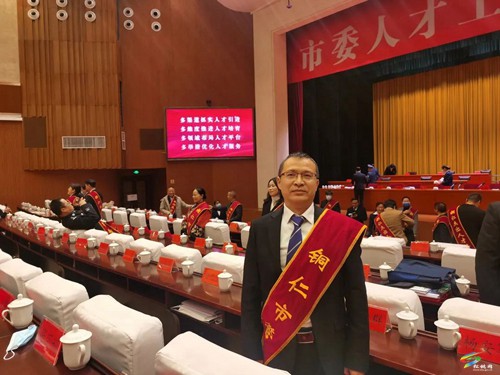 此心安處是吾鄉(xiāng)??醫(yī)者擔當踐初心 ——記市第三次黨代會代表、市管專家、松桃縣民族中醫(yī)院黨委委員、副院長??楊安軍