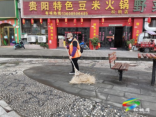 【節(jié)日我在崗】環(huán)衛(wèi)工作者堅(jiān)守崗位  營(yíng)造靚麗城市環(huán)境