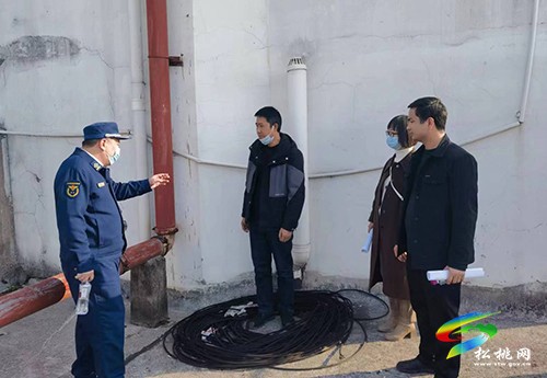 松桃消防聯(lián)合有關(guān)部門開展高層建筑消防安全“會診”檢查
