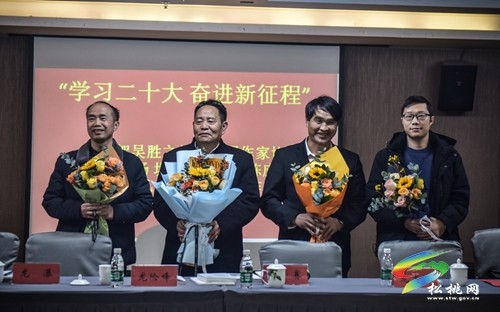 松桃作協(xié)召開(kāi)2022年度年會(huì)暨新加入中國(guó)作協(xié)、貴州省作協(xié)會(huì)員座談會(huì)