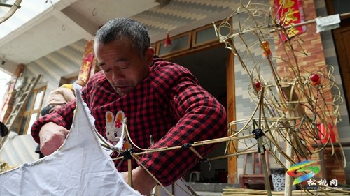 松桃:根根竹條編扎滾龍，非遺文化齊賀新春