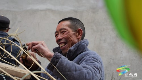 松桃:根根竹條編扎滾龍，非遺文化齊賀新春