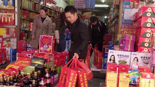 正月初二 市民挑禮盒、喜拜年