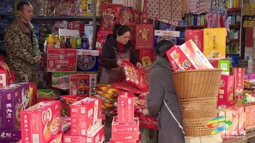 正月初二 市民挑禮盒、喜拜年
