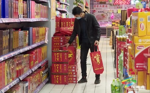 正月初二 市民挑禮盒、喜拜年