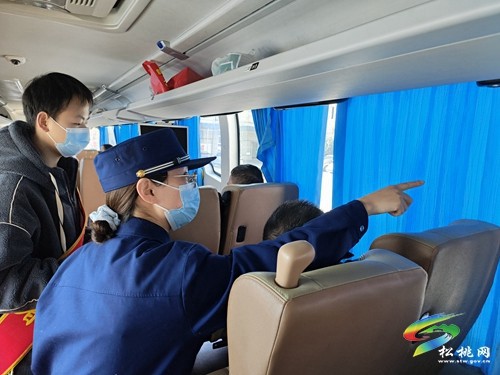松桃消防為乘客送上“平安禮”