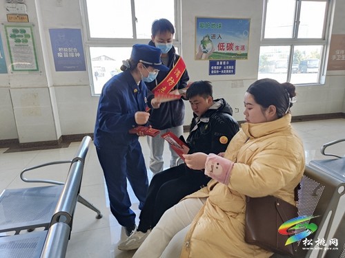 松桃消防為乘客送上“平安禮”