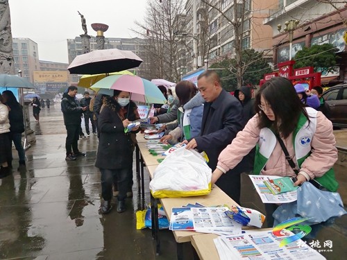 蓼皋街道:法制宣傳進(jìn)街頭 普法意識(shí)入人心