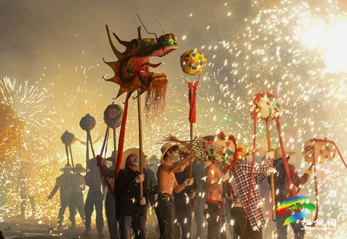 【網(wǎng)絡(luò)中國節(jié)·元宵】松桃：炸龍迎元宵