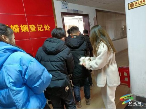 婚姻登記小高峰  松桃政務(wù)服務(wù)中心熱水送暖