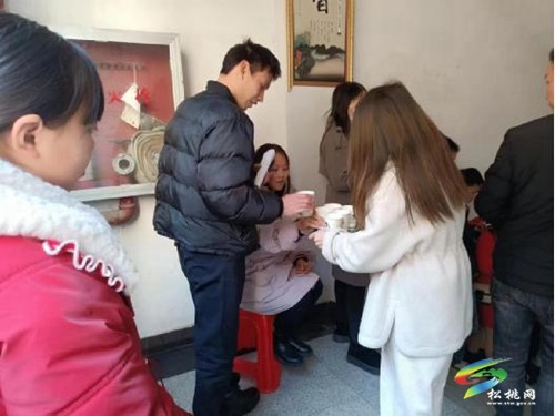 婚姻登記小高峰  松桃政務(wù)服務(wù)中心熱水送暖