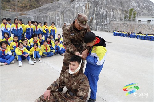 松桃第七完?。洪_學(xué)第一周  軍營(yíng)文化進(jìn)校園