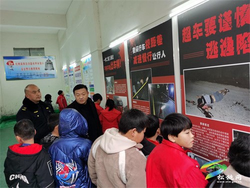 長坪鄉(xiāng)組織鄉(xiāng)小學(xué)生參觀道路交通安全宣傳教育基地