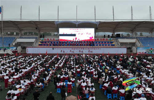 松桃民族中學(xué)舉行十八歲成人禮儀式