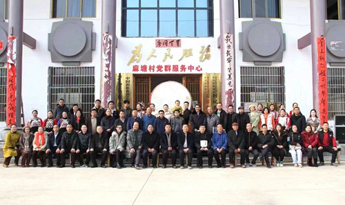 松桃作家協會文學創(chuàng)作基地掛牌儀式在正大鎮(zhèn)舉行