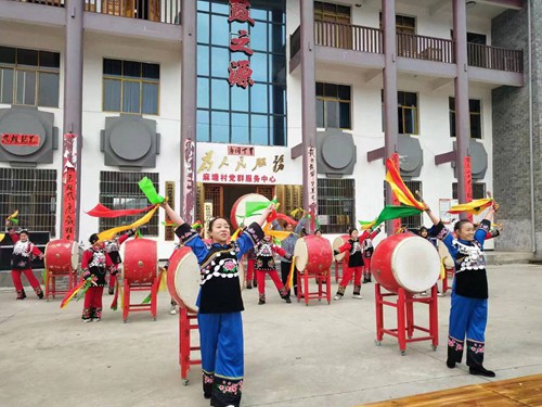 松桃作家協會文學創(chuàng)作基地掛牌儀式在正大鎮(zhèn)舉行