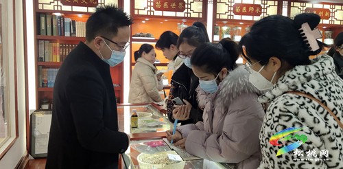 云南省硯山縣到松桃民族中醫(yī)院考察中醫(yī)特色項(xiàng)目