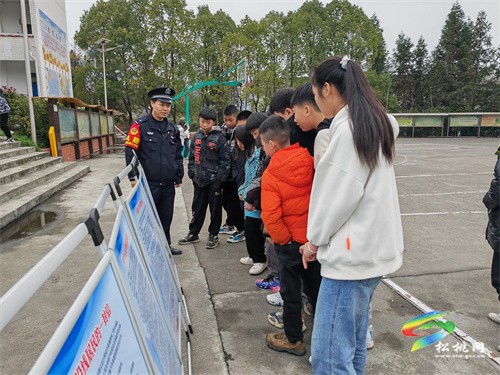 懷化鐵路公安處松桃鐵路派出所民警開展“鐵路安全進(jìn)校園,愛護(hù)鐵路保平安”法制宣傳活動