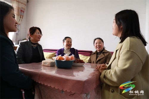 田筑玉“三八”婦女節(jié)走訪慰問松桃文明家庭