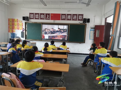 松桃消防組織學(xué)校收看消防安全公開課
