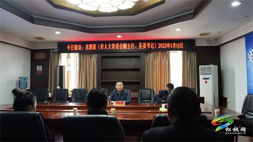 龍群躍在縣信訪局接待群眾來訪