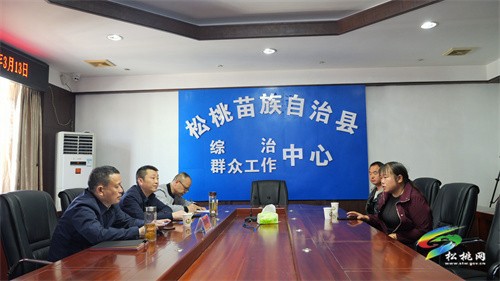 龍群躍在縣信訪局接待群眾來訪