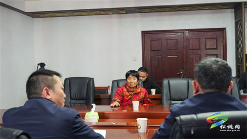龍群躍在縣信訪局接待群眾來訪