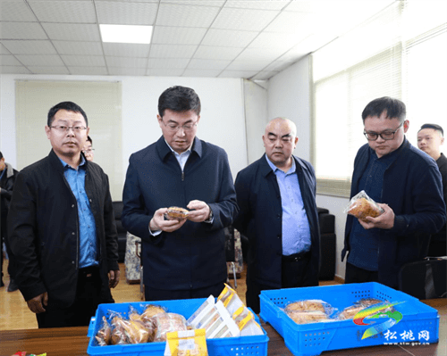 潘攀到松桃開展市級領導包保食品生產經營主體調研工作