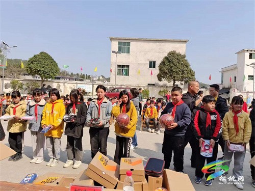 市人社局到正大鎮(zhèn)官舟完小開展黨的二十大精神宣講進(jìn)校園暨關(guān)愛兒童捐贈活動