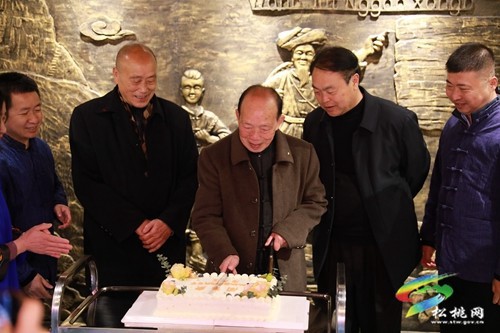 松桃苗醫(yī)藥兵哥哥康養(yǎng)堂舉行一周年慶典儀式
