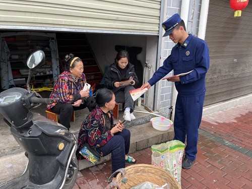 松桃消防開展“走街串巷送安全·消防知識進萬家”宣傳活動