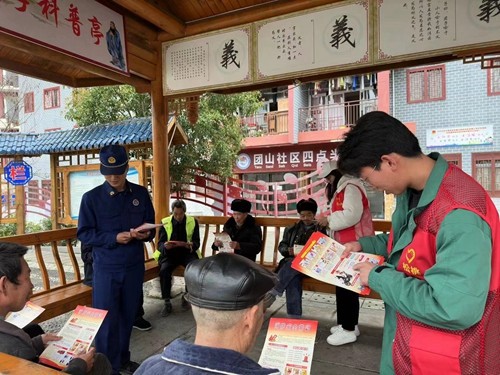 松桃消防開展“走街串巷送安全·消防知識進萬家”宣傳活動
