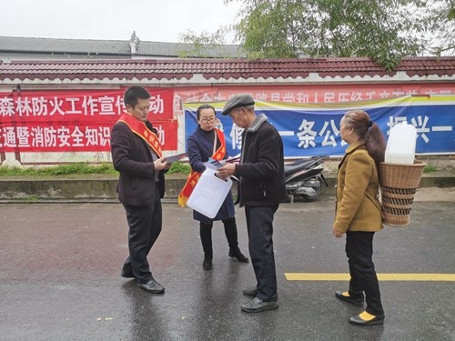 普覺鎮(zhèn)多部門聯(lián)合開展清明節(jié)前安全知識宣傳活動