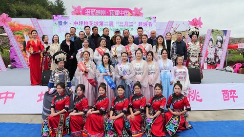 【多彩貴州?花漾中國】松桃：千畝桃花開 萬人赴盛宴