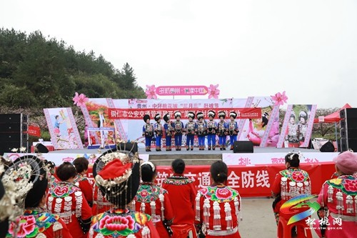 “聯(lián)歡式”“展演式”，松桃公安交警“美麗鄉(xiāng)村行”巡回宣講步履不停