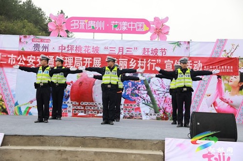 “聯(lián)歡式”“展演式”，松桃公安交警“美麗鄉(xiāng)村行”巡回宣講步履不停