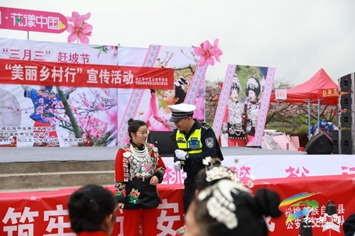 “聯(lián)歡式”“展演式”，松桃公安交警“美麗鄉(xiāng)村行”巡回宣講步履不停