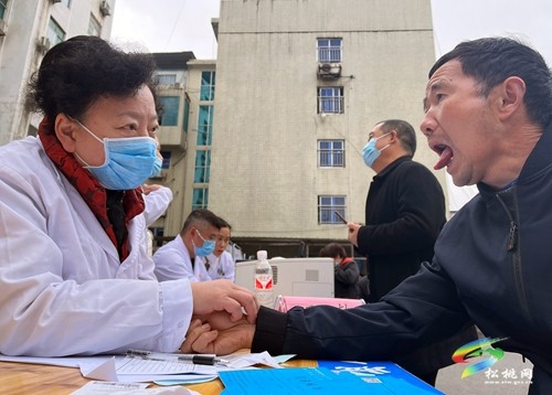 貴州省中西醫(yī)結合學會攜手貴州中醫(yī)藥大學第一附屬醫(yī)院專家到縣人民醫(yī)院開展義診活動
