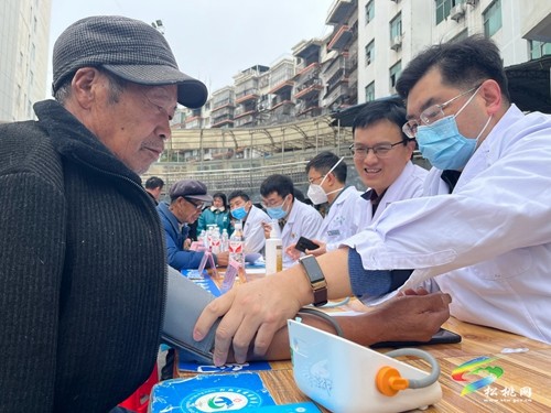 貴州省中西醫(yī)結合學會攜手貴州中醫(yī)藥大學第一附屬醫(yī)院專家到縣人民醫(yī)院開展義診活動