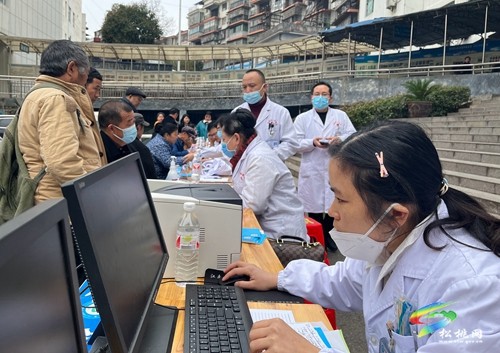 貴州省中西醫(yī)結合學會攜手貴州中醫(yī)藥大學第一附屬醫(yī)院專家到縣人民醫(yī)院開展義診活動