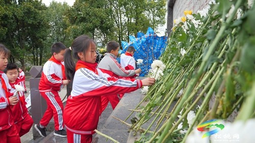 【網(wǎng)絡(luò)中國(guó)節(jié)·清明】緬懷革命先烈 弘揚(yáng)紅色文化——縣一完小開(kāi)展清明祭掃活動(dòng)