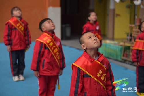 親子齊上陣?百米畫卷頌祖國