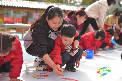 親子齊上陣?百米畫卷頌祖國