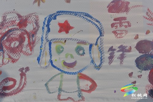 親子齊上陣?百米畫卷頌祖國
