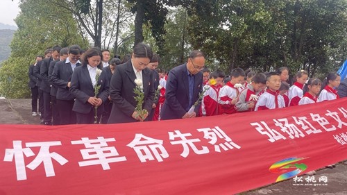 【網(wǎng)絡(luò)中國(guó)節(jié)·清明】緬懷革命先烈 弘揚(yáng)紅色文化——縣一完小開(kāi)展清明祭掃活動(dòng)