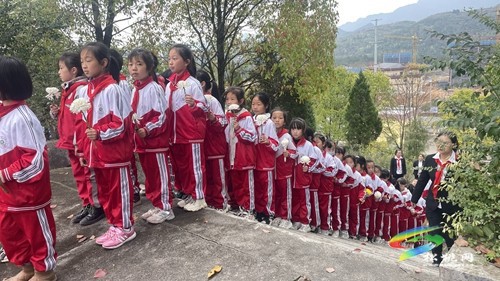 【網(wǎng)絡(luò)中國(guó)節(jié)·清明】緬懷革命先烈 弘揚(yáng)紅色文化——縣一完小開(kāi)展清明祭掃活動(dòng)