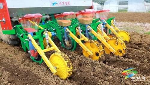 新農(nóng)機(jī)按下“高效鍵”·助農(nóng)實(shí)現(xiàn)“一地雙收”