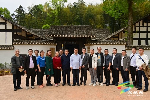 松桃作協(xié)到湖南益陽(yáng)向中國(guó)當(dāng)代作家簽名版圖書(shū)珍藏館贈(zèng)書(shū)