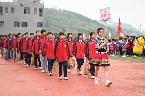 精彩!松桃校園足球三級(jí)聯(lián)賽開幕