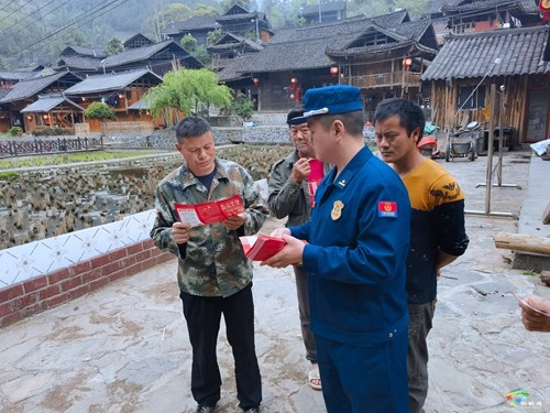 消防宣傳進村寨?入戶式“送安全”